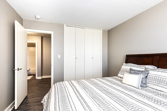 1BR, 1BA - 610SF - Walnut Tower Apartments