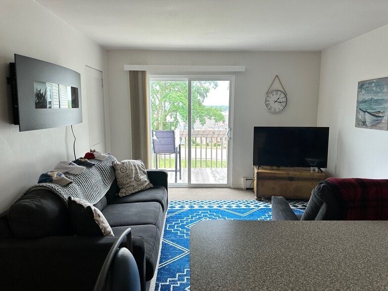 Building Photo - 575 N Riverside Ave