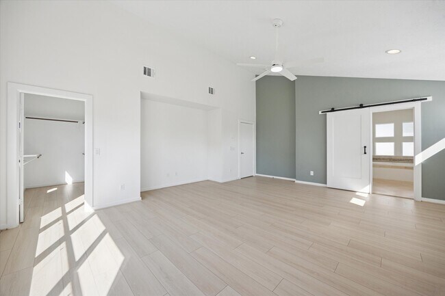 Building Photo - 5313 Lillian St