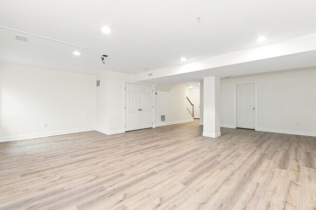 Building Photo - 346 Village Way
