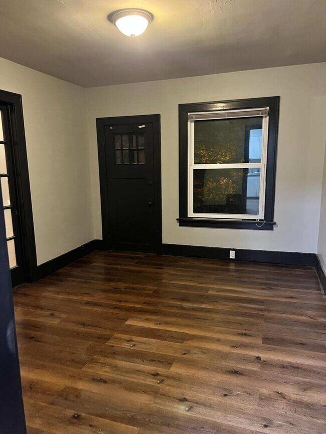 Building Photo - Duplex Long Term