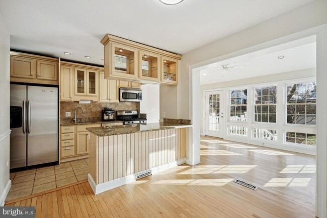 Building Photo - 313 E Mason Ave