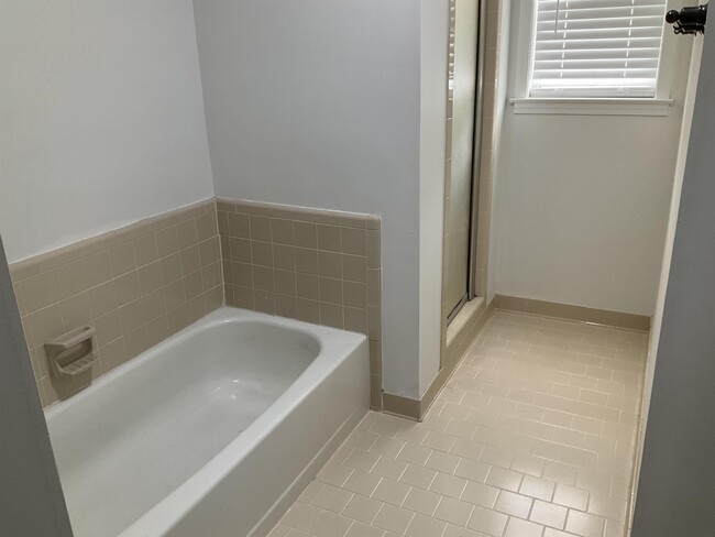 Building Photo - 329 Oakleigh Dr