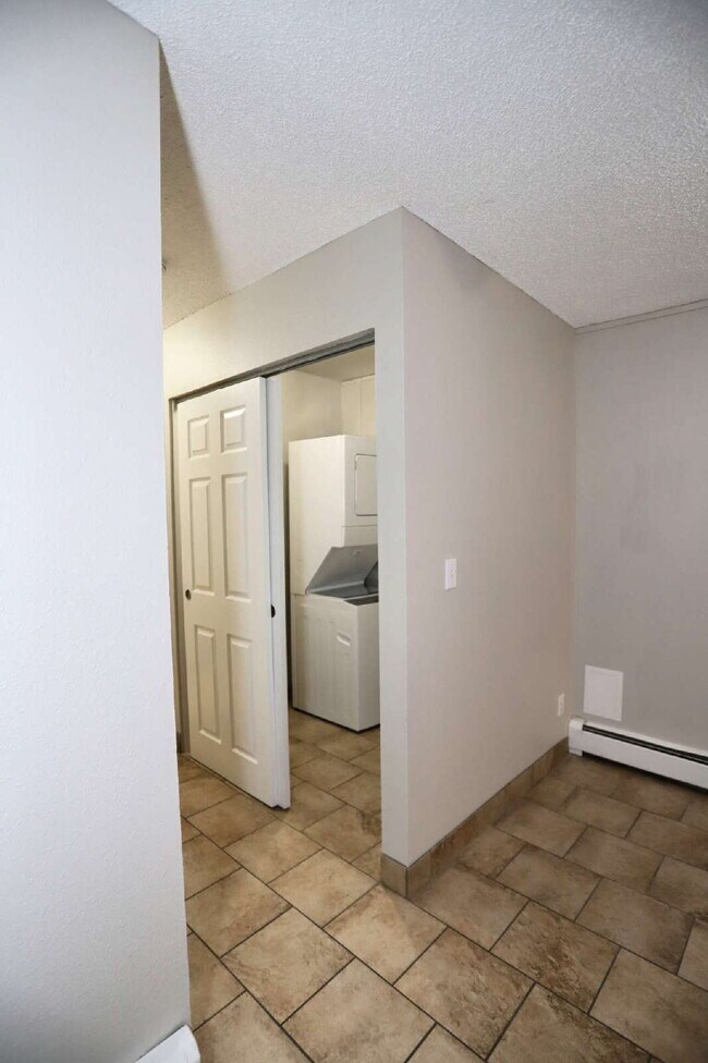 Building Photo - Updated & Clean 2BR Condo - Utilities Included - Laundry, Parking & Pool