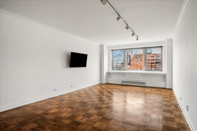 Building Photo - 3 bedroom in New York NY 10065