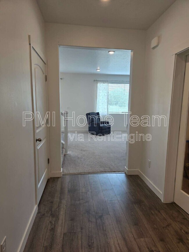 Building Photo - 831 4050 W