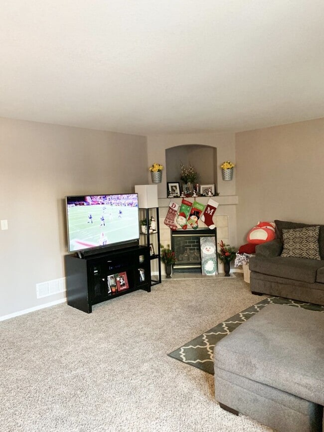 Building Photo - Evolve Real Estate: Fantastic Home with La...