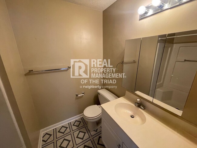 Building Photo - 2 Bedroom, 2 Bath Condo in Greensboro