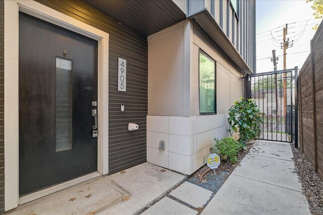 Building Photo - 4905 Camdale Ct