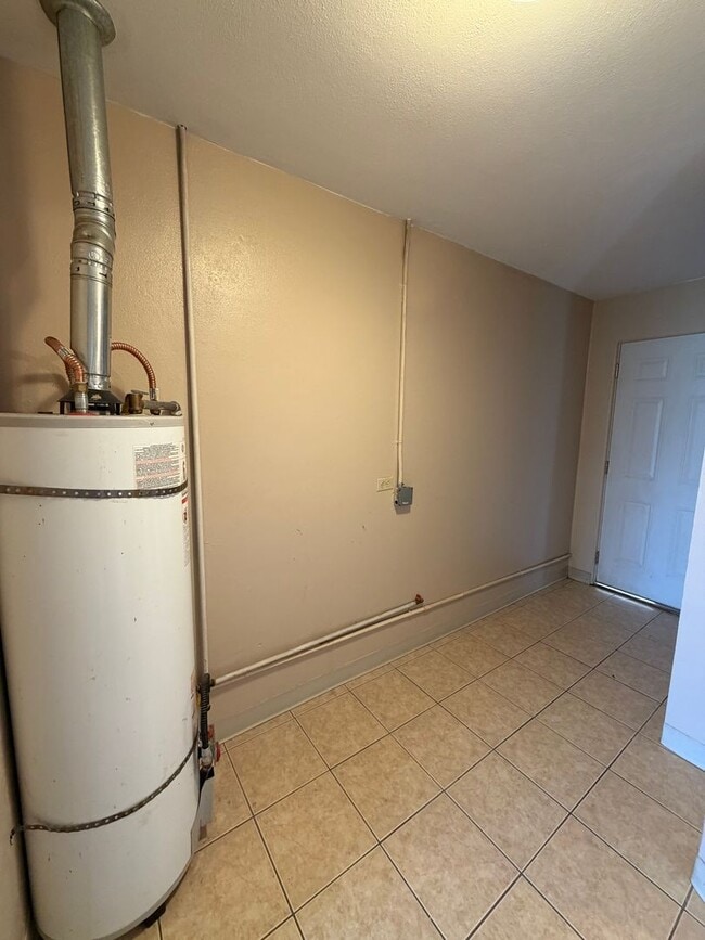 Building Photo - Spacious 1 bedroom, 1 bath Apartment with Tile Throughout!