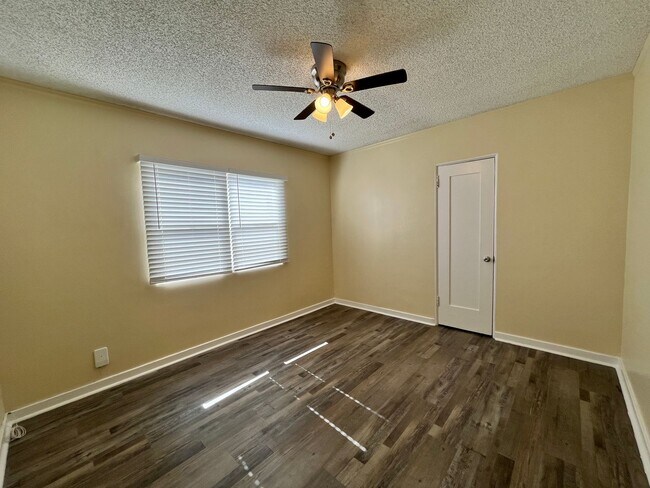 Building Photo - LARGE DOWNSTAIRS ONE BEDROOM ONE BATH!