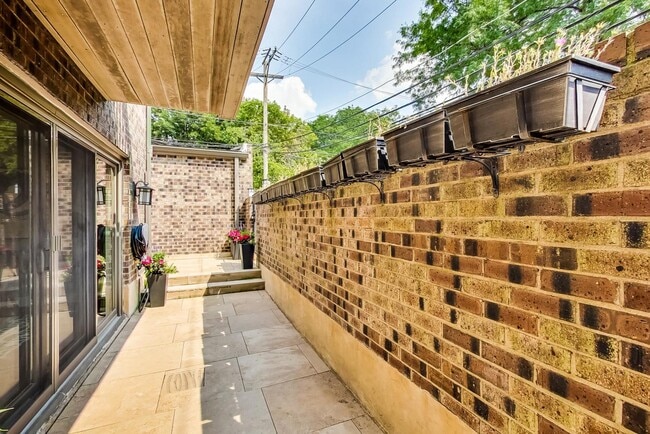 Building Photo - 1150 W Dickens Ave