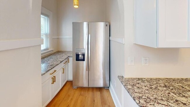 Building Photo - 121 College Pl