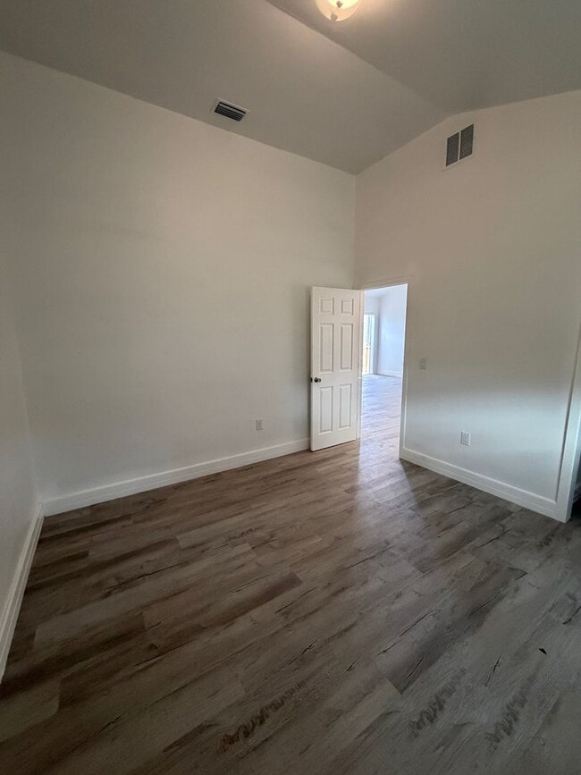 Building Photo - Arlington