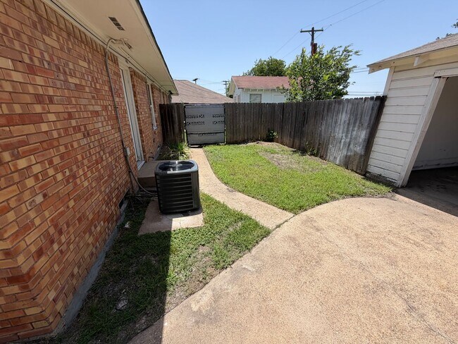 Building Photo - Fabulously maintained 1 bedroom with beautiful surrounding