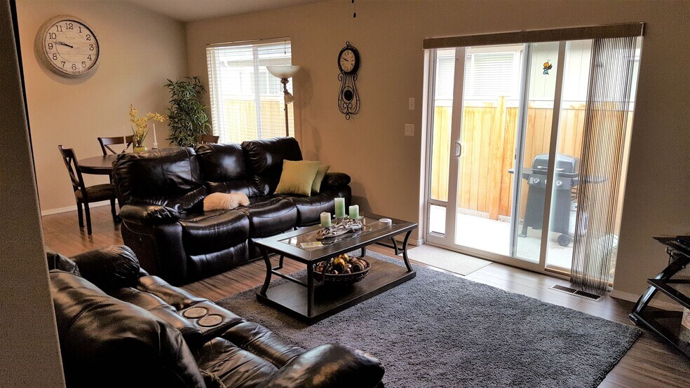 Building Photo - 885 NW 2nd St.