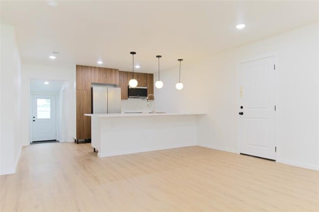 Building Photo - 305 Rowland Dr