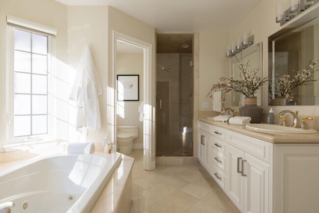 Building Photo - 10 Meadow Ln