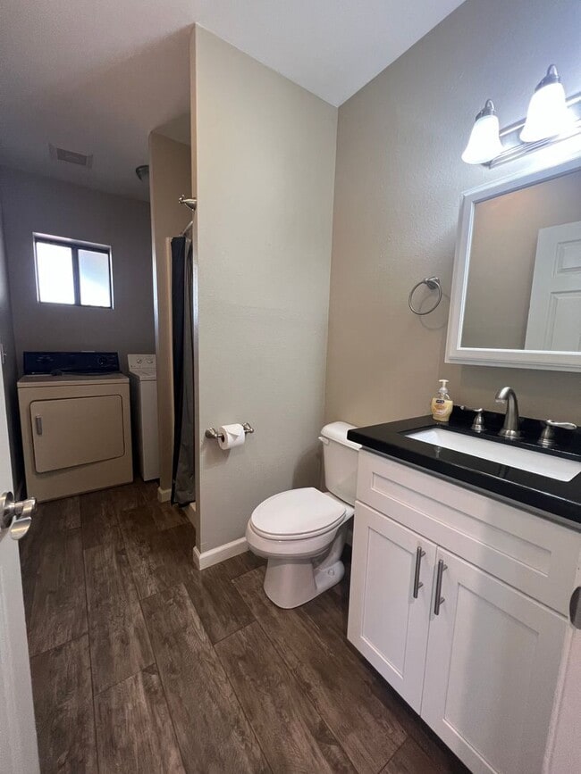 Building Photo - 390 Fairway Oaks Dr
