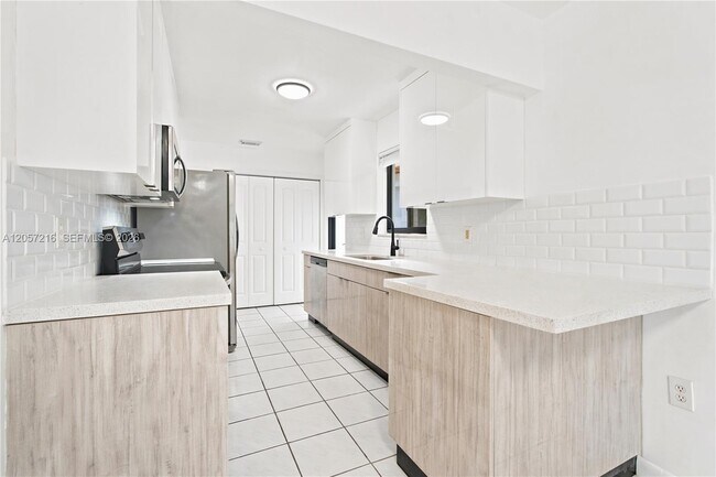 Building Photo - 3463 SW 24th St
