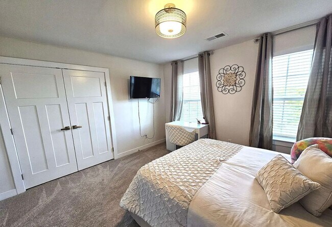 Building Photo - 3700 SF 4/4 Available Now!