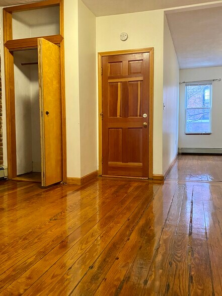 Building Photo - 69 Baldwin St