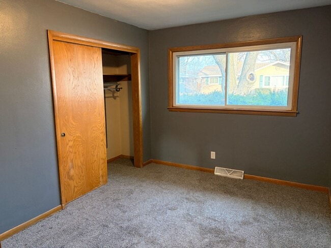 Building Photo - Spacious Home Waiting For You!