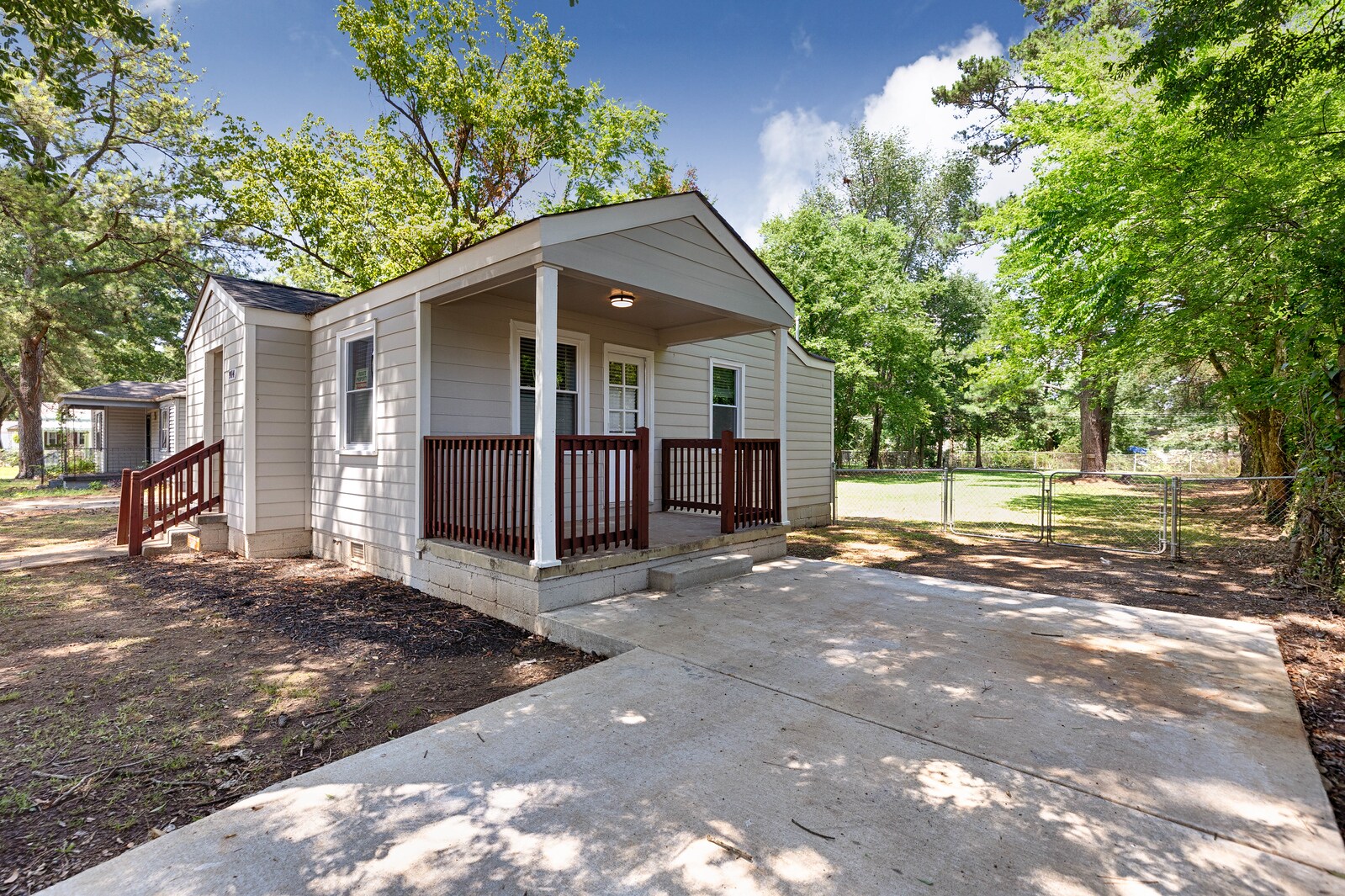 Building Photo - 914 Linwood Dr NW