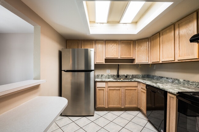 Building Photo - 925 Country Club Dr SE
