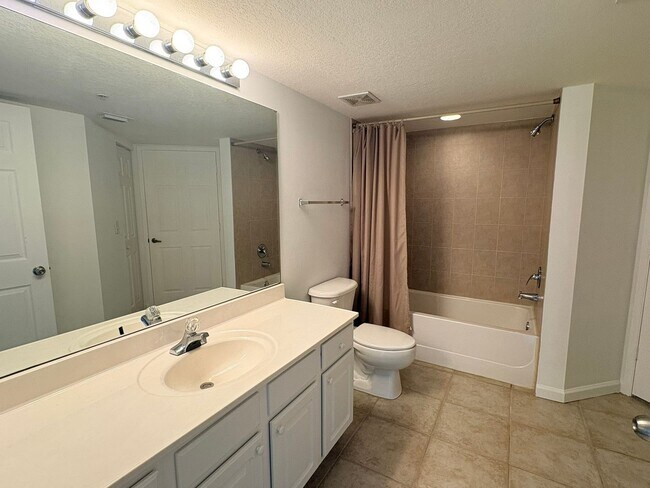 Building Photo - The Residence 4127-411