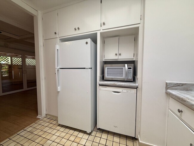 Building Photo - Large and bright condo in the Grossmont Vi...