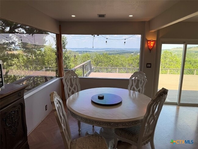 Building Photo - 901 Madrona Dr