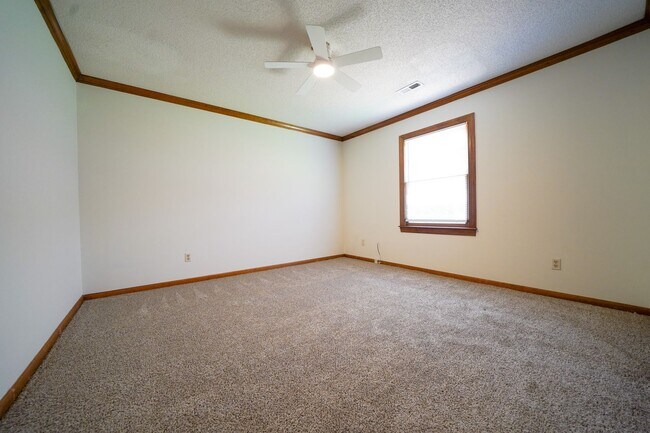 Building Photo - UNCC Area.  2 story 4 BR 2 1/2 BA Large Fe...