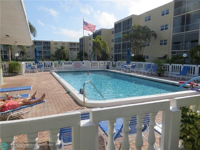 Building Photo - 121 SE 3rd Ave