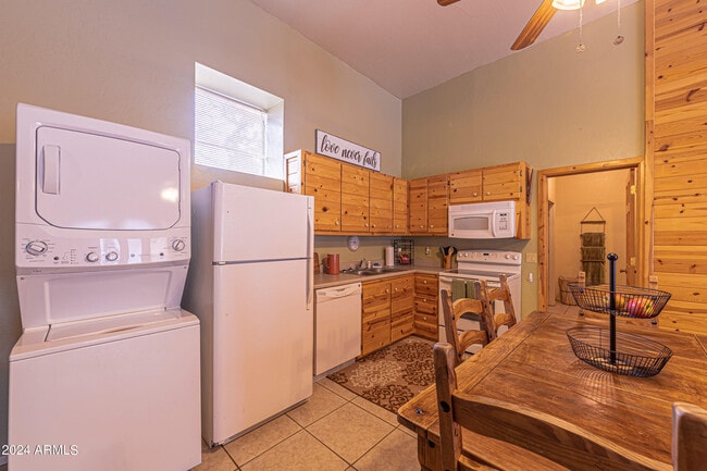 Building Photo - 1042 S Hunter Creek Dr