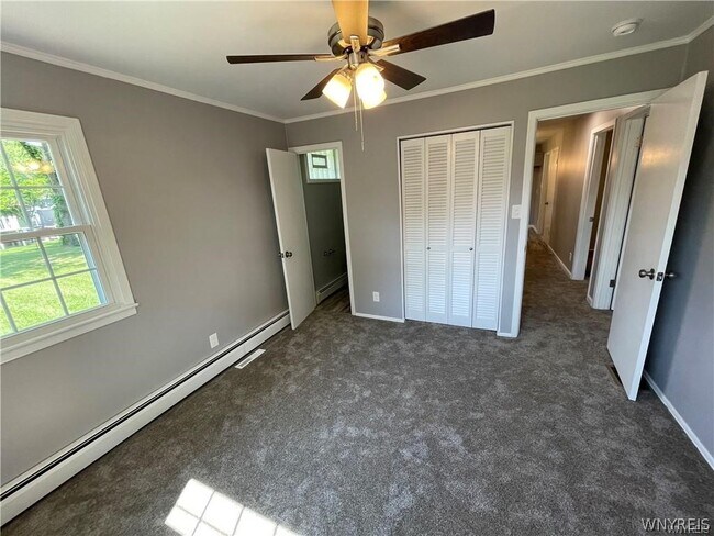 Building Photo - 425 East Ln