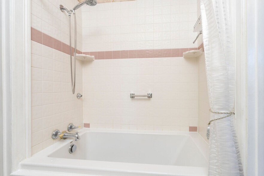 Building Photo - 3401 Greenway