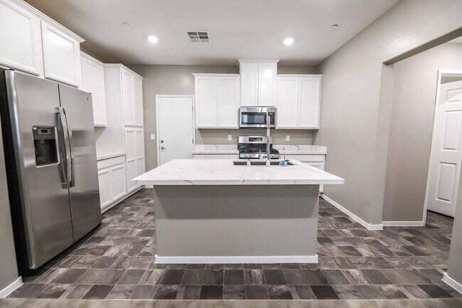 Building Photo - MUST SEE Summerlin Townhome