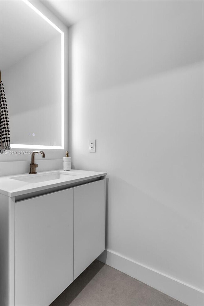 Building Photo - 700 NE 24th St