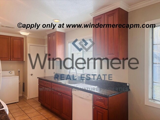 Building Photo - Unbeatable location! ! East Sac 2 bedroom 1 bath Duplex!!