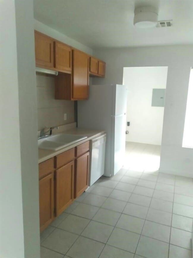 Building Photo - 1175 NW Ozmun Ave