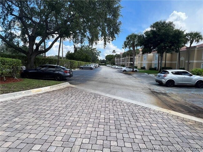 Building Photo - 875 Riverside Dr
