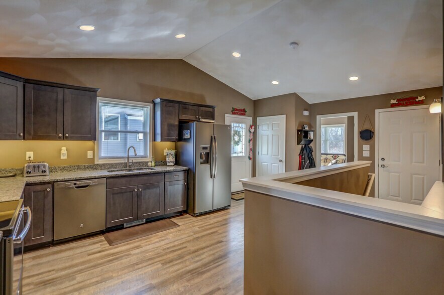 Upgraded kitchen - 846 Thompson Drive