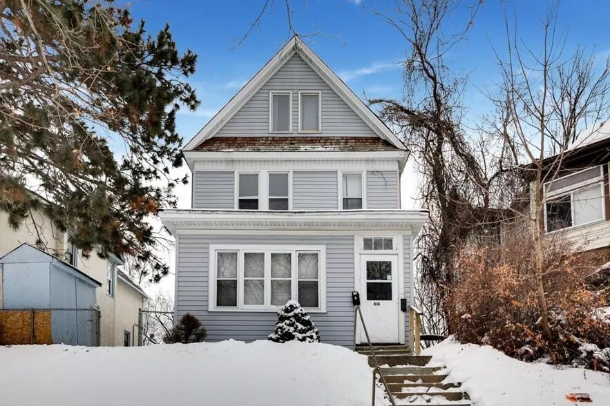 Building Photo - 818 Edmund Ave W