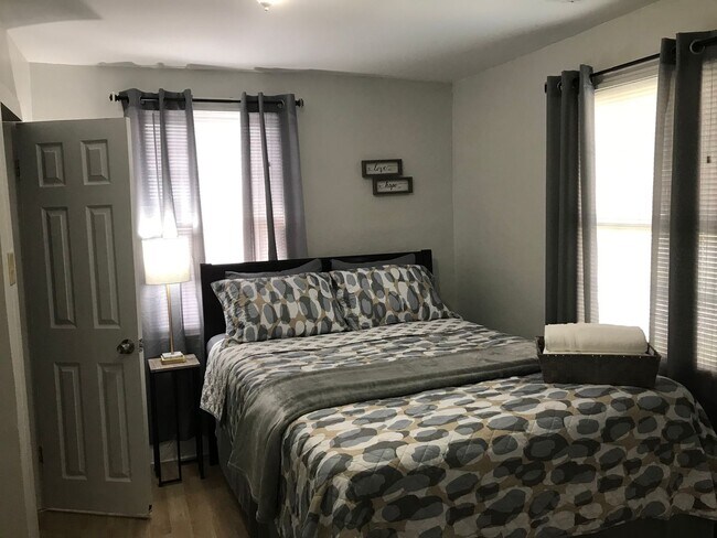 Building Photo - 3 Bedroom/2 Bath Ready Home
