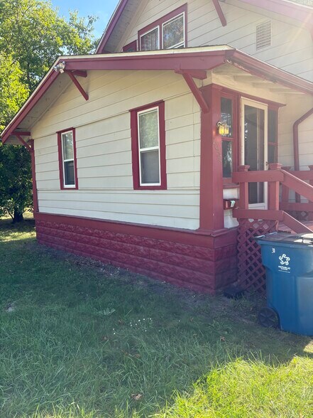 Primary Photo - 2030 Riordan St