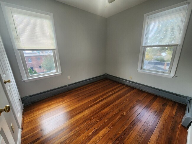 Building Photo - 447 Ash St