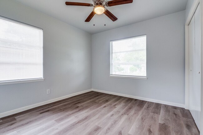 Building Photo - 10637 Dunaway Dr