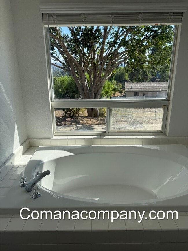 Building Photo - Gorgeous, spacious 3BR/2BA w views, yard, ...