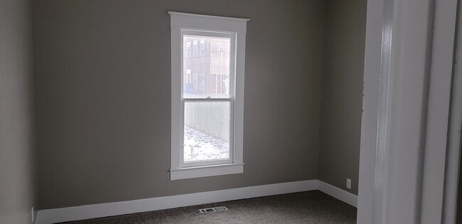 Building Photo - 3 bedroom 2 bath
